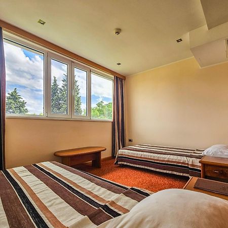 Mali Hotel Bambis Подгорица Экстерьер фото