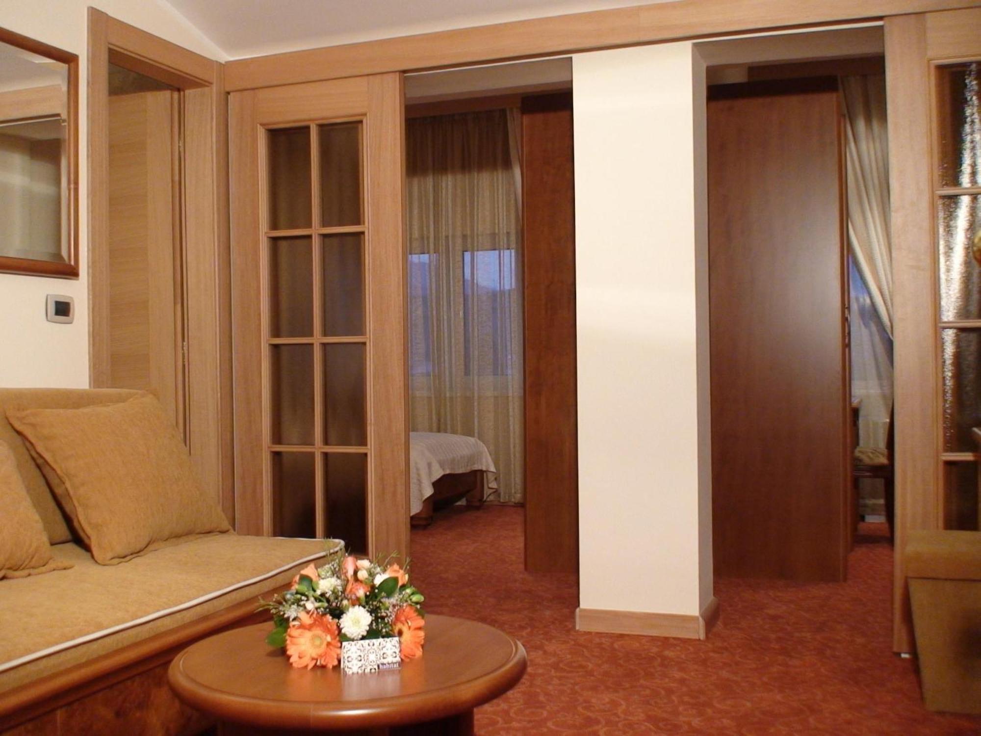 Mali Hotel Bambis Подгорица Экстерьер фото