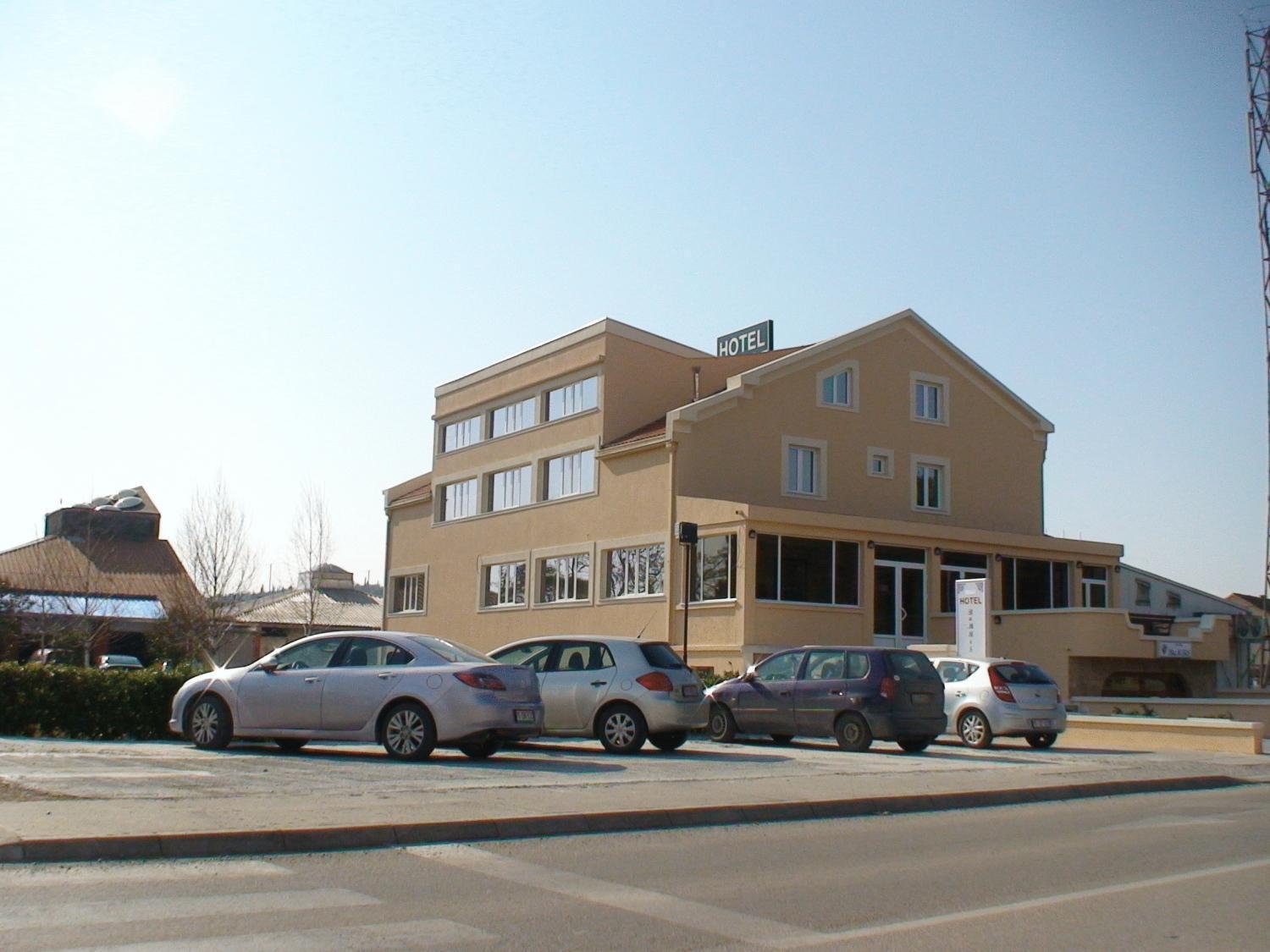 Mali Hotel Bambis Подгорица Экстерьер фото