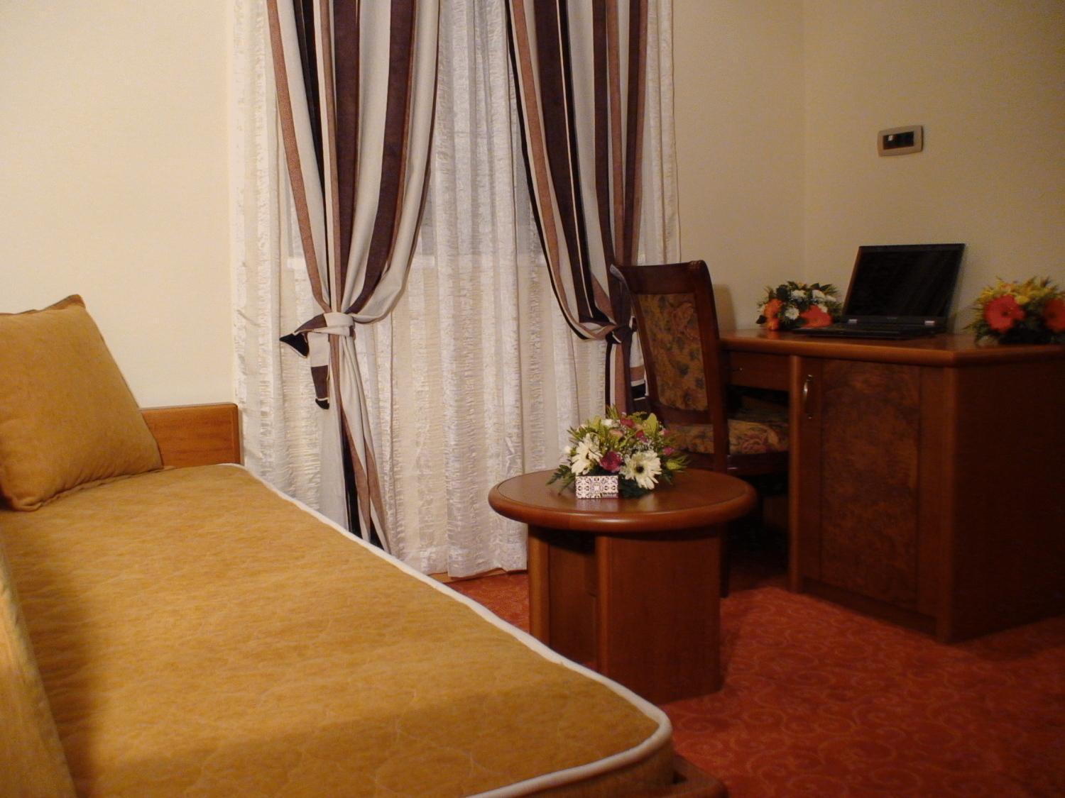 Mali Hotel Bambis Подгорица Экстерьер фото
