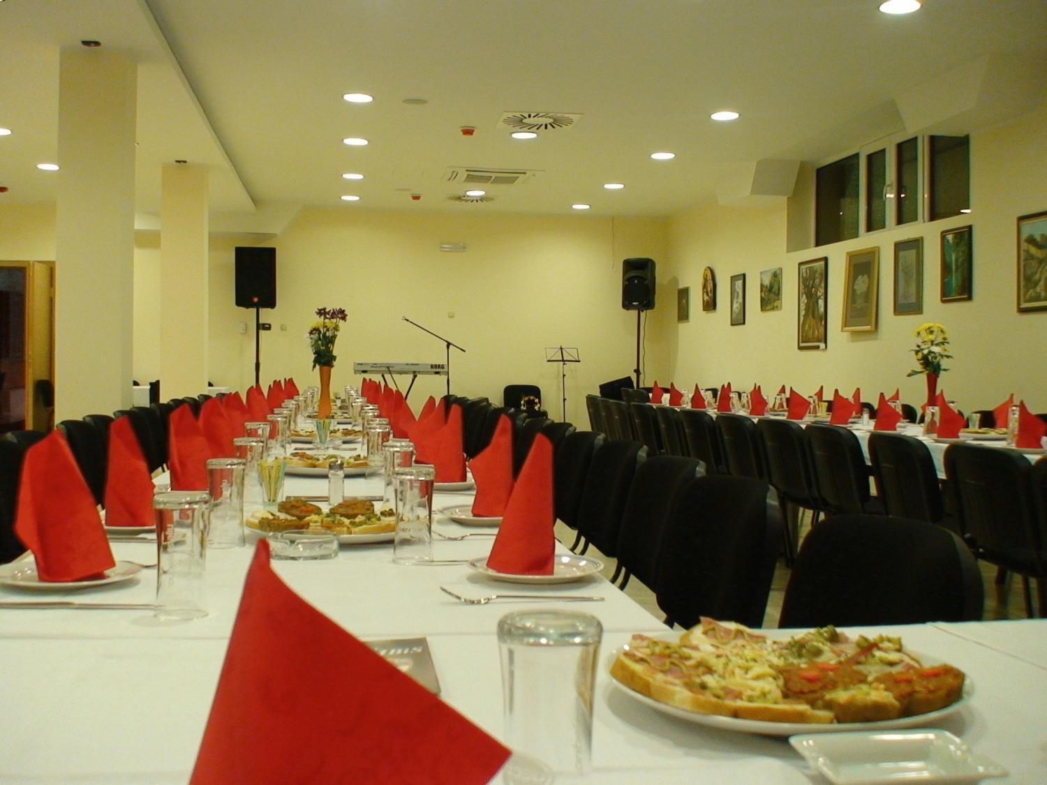 Mali Hotel Bambis Подгорица Экстерьер фото