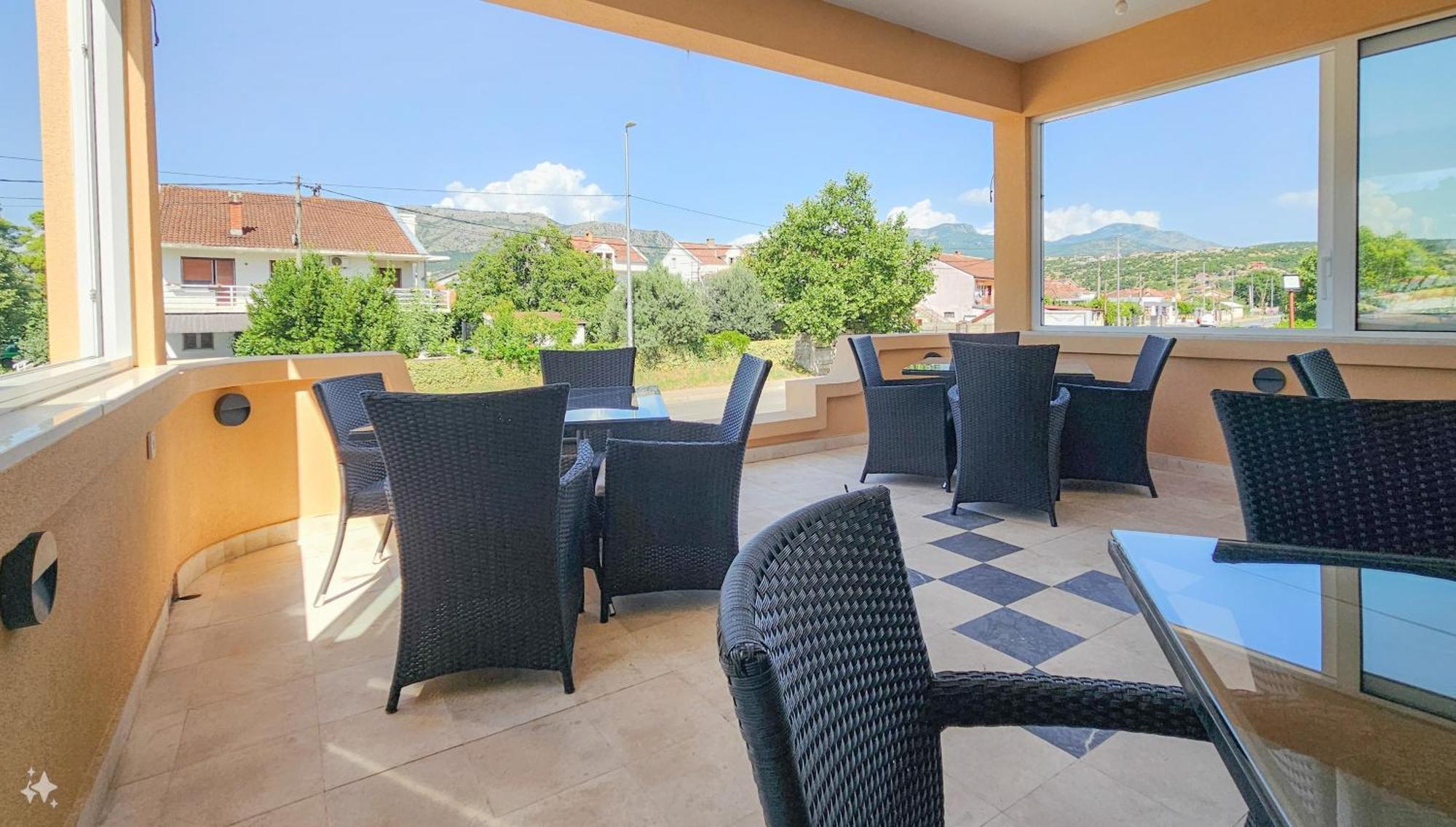 Mali Hotel Bambis Подгорица Экстерьер фото