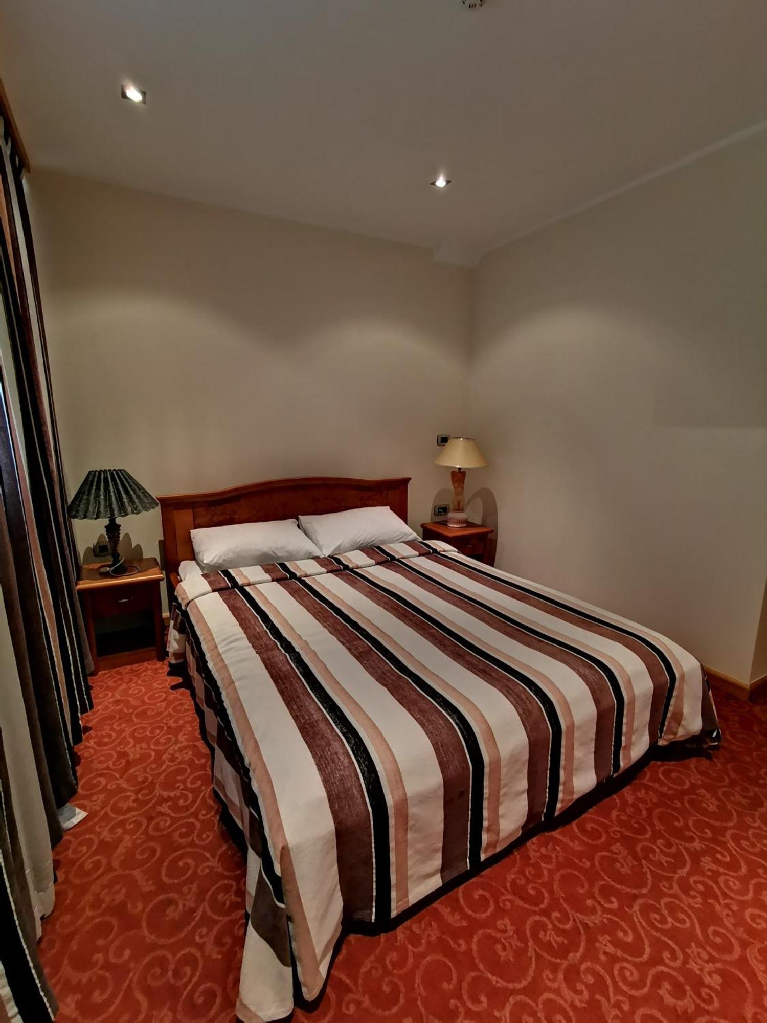 Mali Hotel Bambis Подгорица Экстерьер фото