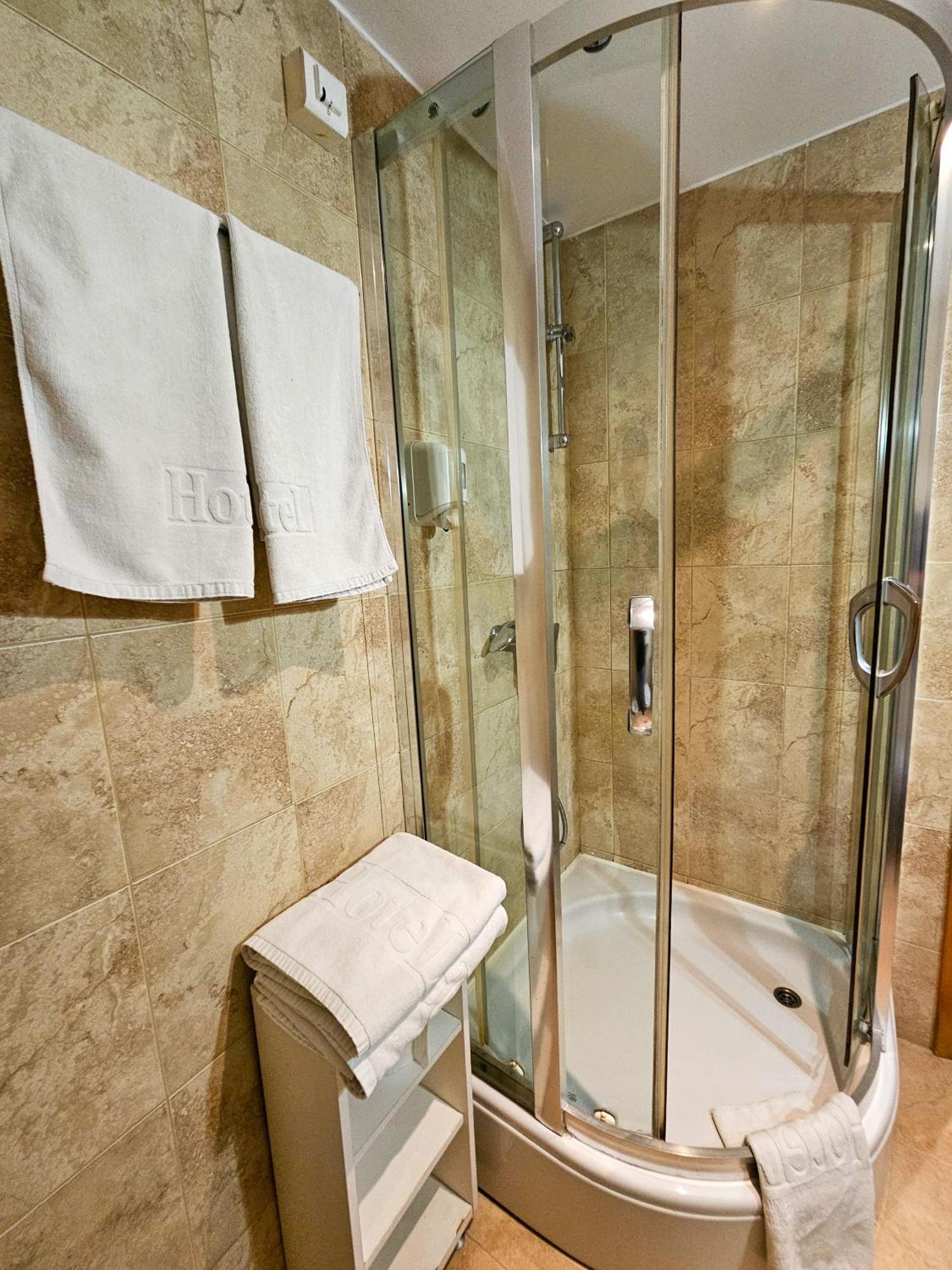 Mali Hotel Bambis Подгорица Экстерьер фото