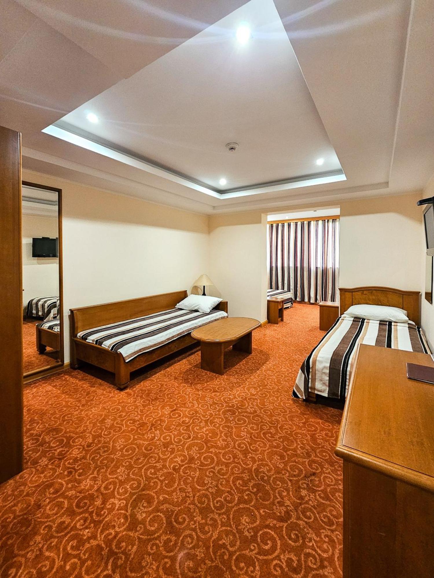 Mali Hotel Bambis Подгорица Экстерьер фото