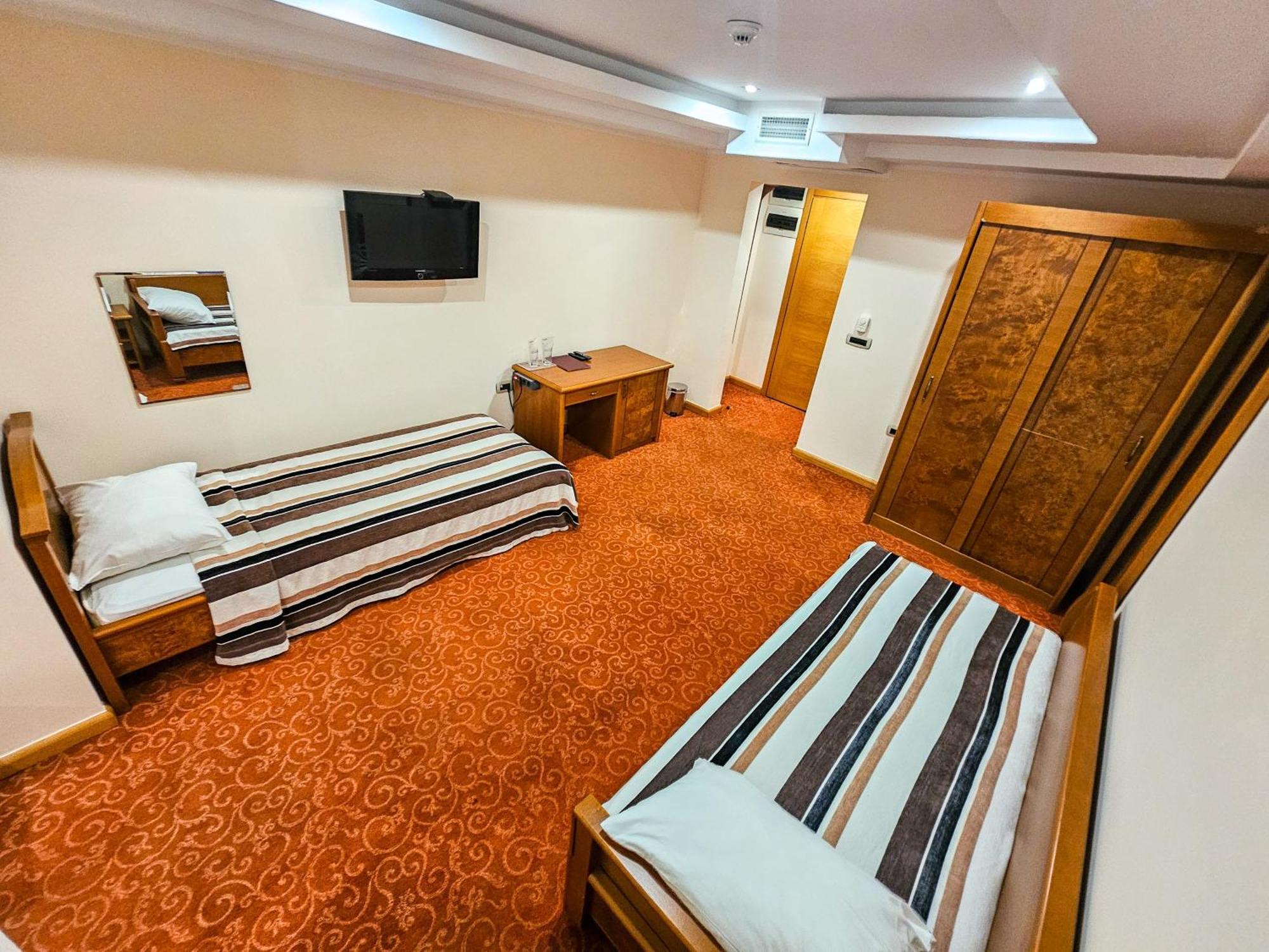 Mali Hotel Bambis Подгорица Экстерьер фото