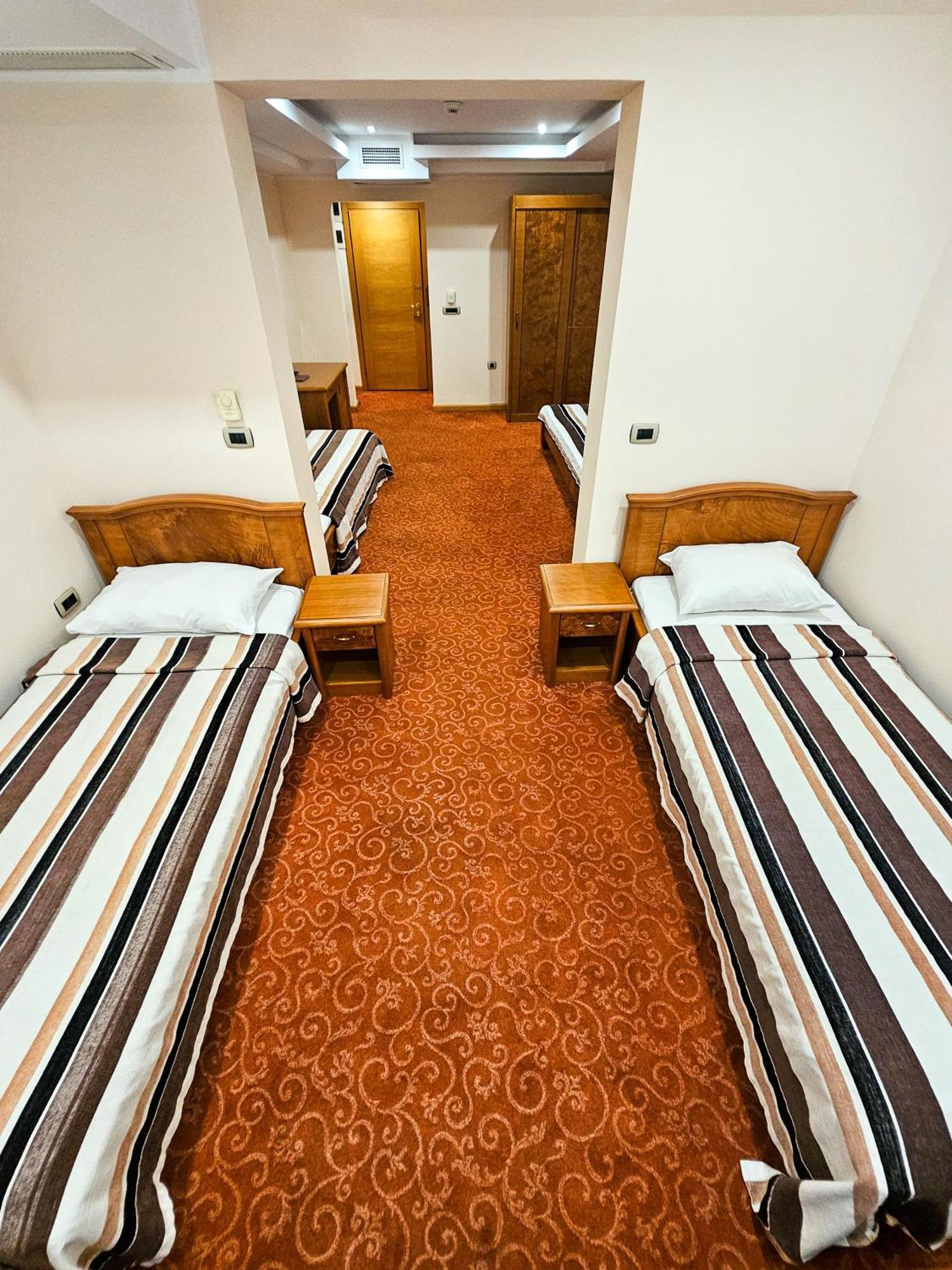 Mali Hotel Bambis Подгорица Экстерьер фото