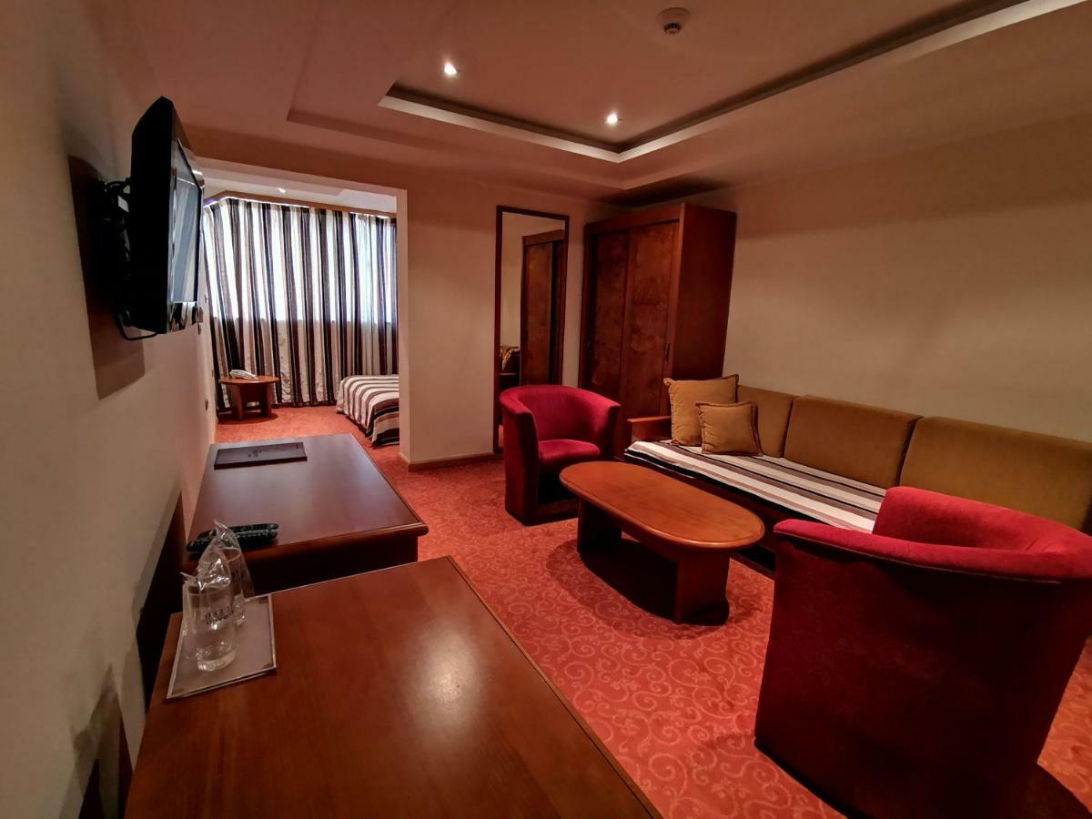 Mali Hotel Bambis Подгорица Экстерьер фото