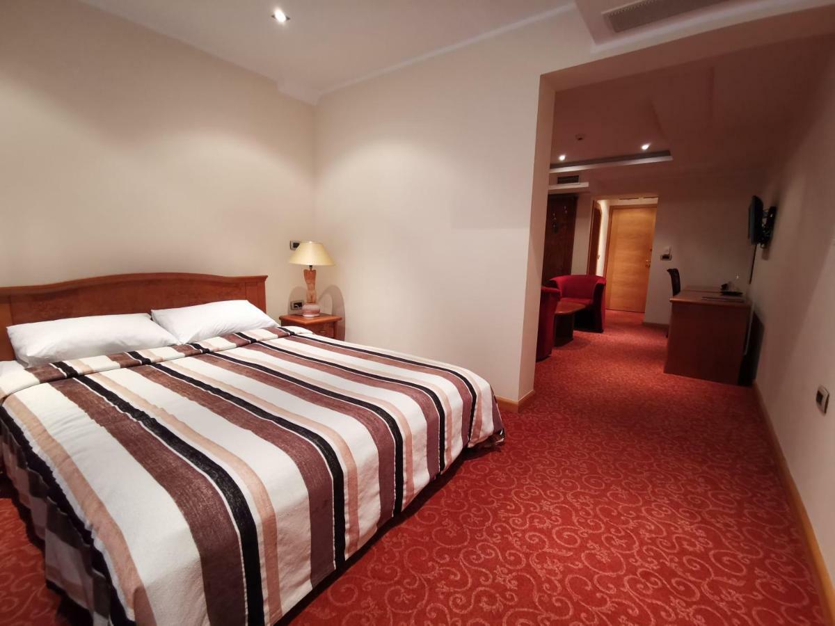 Mali Hotel Bambis Подгорица Экстерьер фото