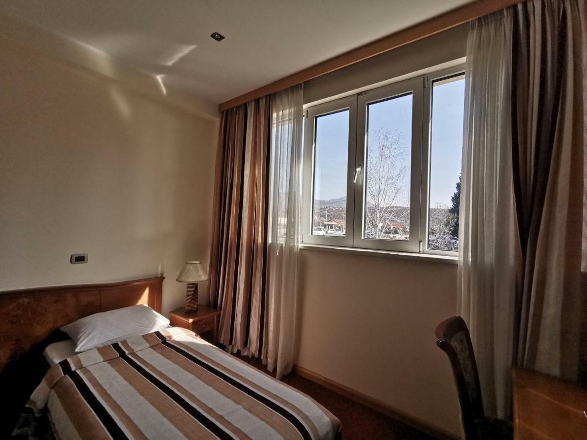 Mali Hotel Bambis Подгорица Экстерьер фото