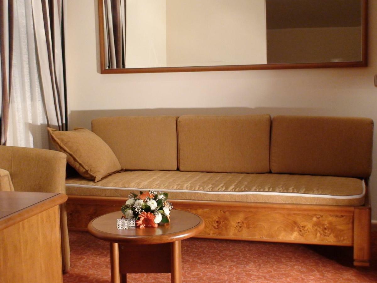 Mali Hotel Bambis Подгорица Экстерьер фото