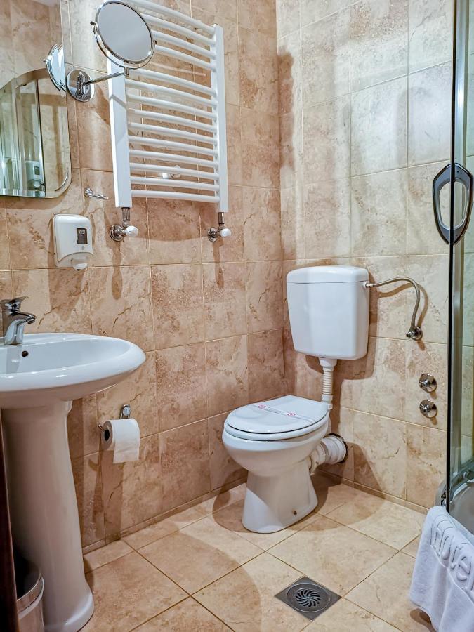 Mali Hotel Bambis Подгорица Экстерьер фото